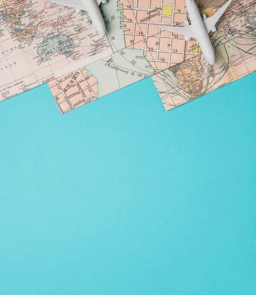 mapas-aviones-juguete-sobre-fondo-azul_23-2148169748